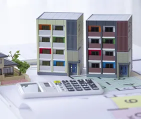 �}���V�����̖͌^��������тɕ���ł���A���̎�O�ɓd�삪�u����Ă���