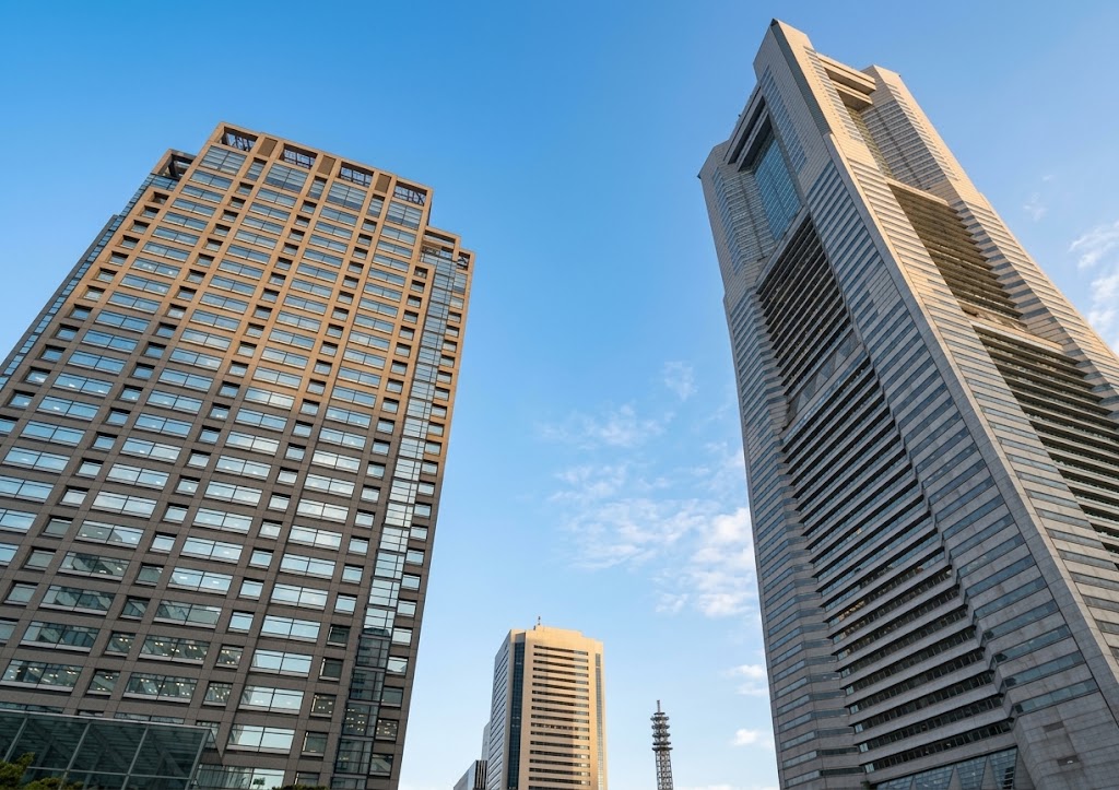 横濱コーポレーションの横浜本社(横浜ランドマーク)と、みなとみらいオフィス(日石横浜ビル)の写真。