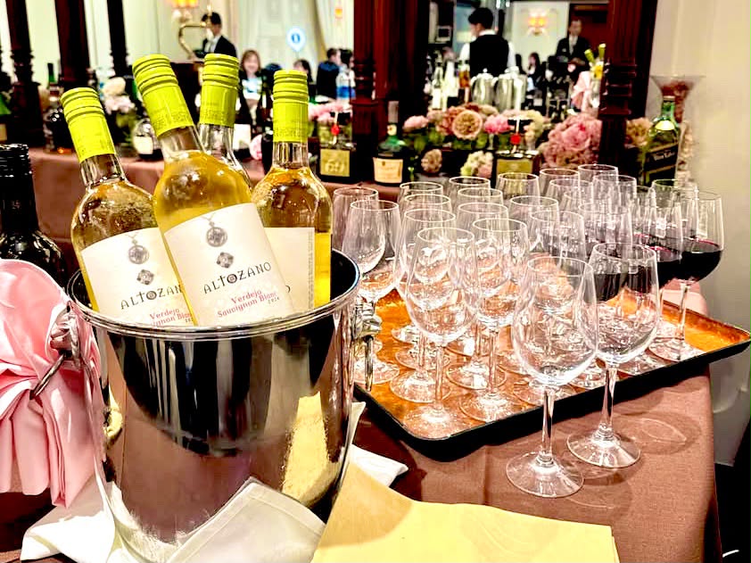 横濱コーポレーションの表彰式で振舞われたお酒の写真。