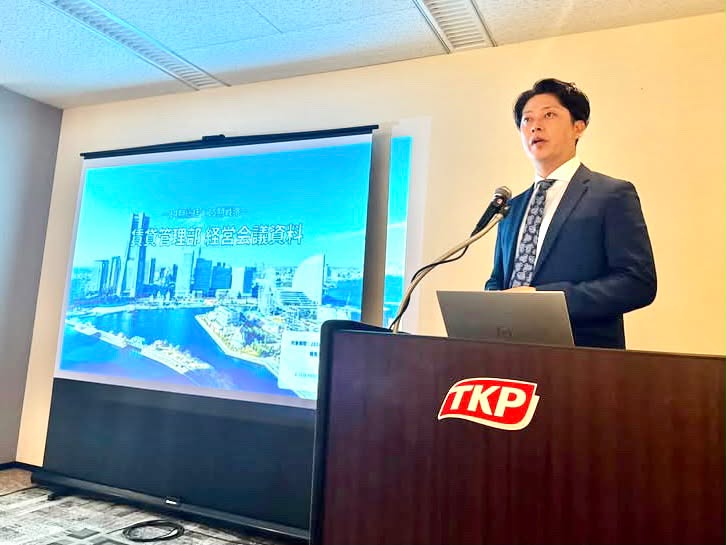 横濱コーポレーション経営会議（賃貸管理部の発表時）の様子。