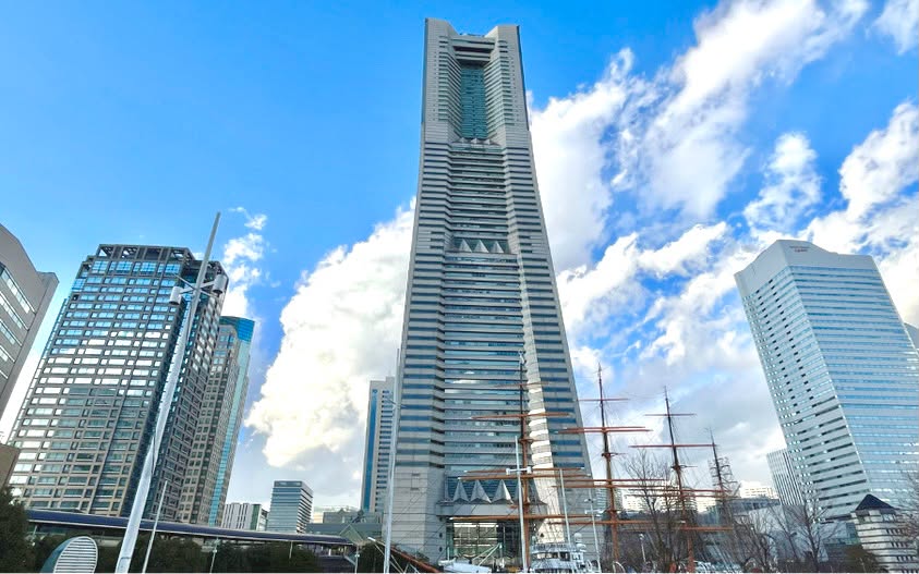 横濱コーポレーションの本社があるランドマークタワー、みなとみらいオフィスがある日石横浜ビルの写真。