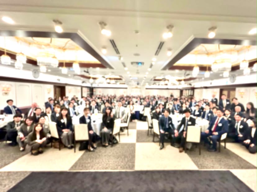 横濱コーポレーションの表彰式での集合写真。ロイヤルホールヨコハマにて。