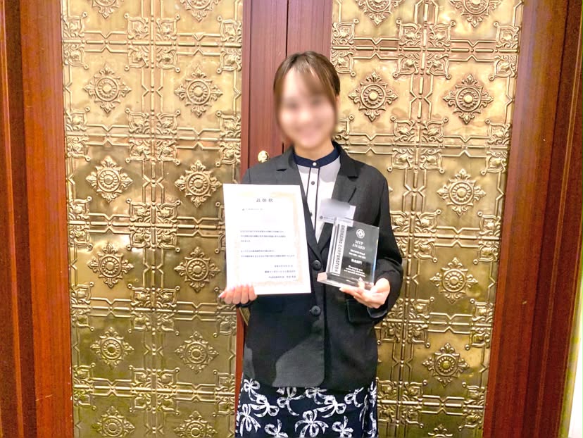 横濱コーポレーションの表彰式で、表彰された方の写真。