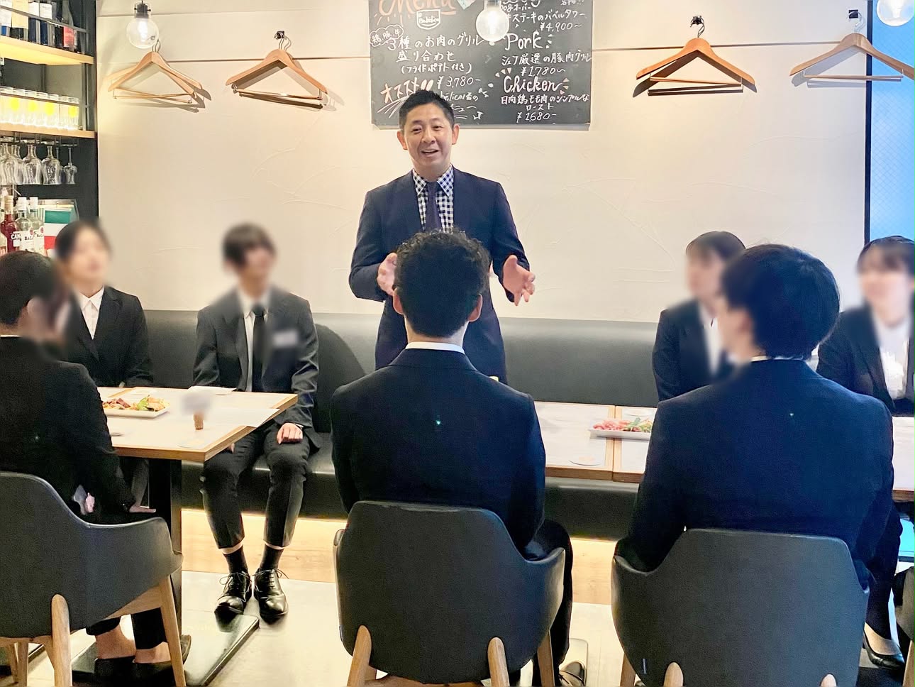 内定式後に横濱コーポレーションだけで開催された懇親会の様子。